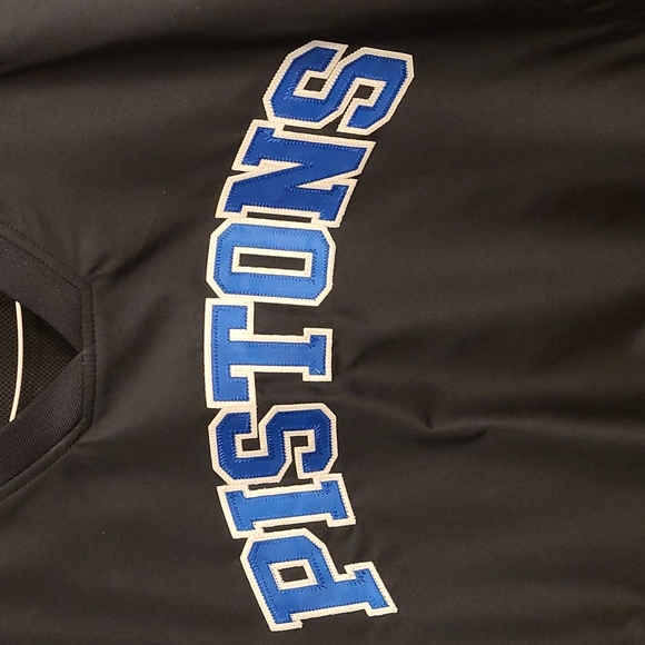 Pistons V-neck Windshirt - Picture 3 of 10